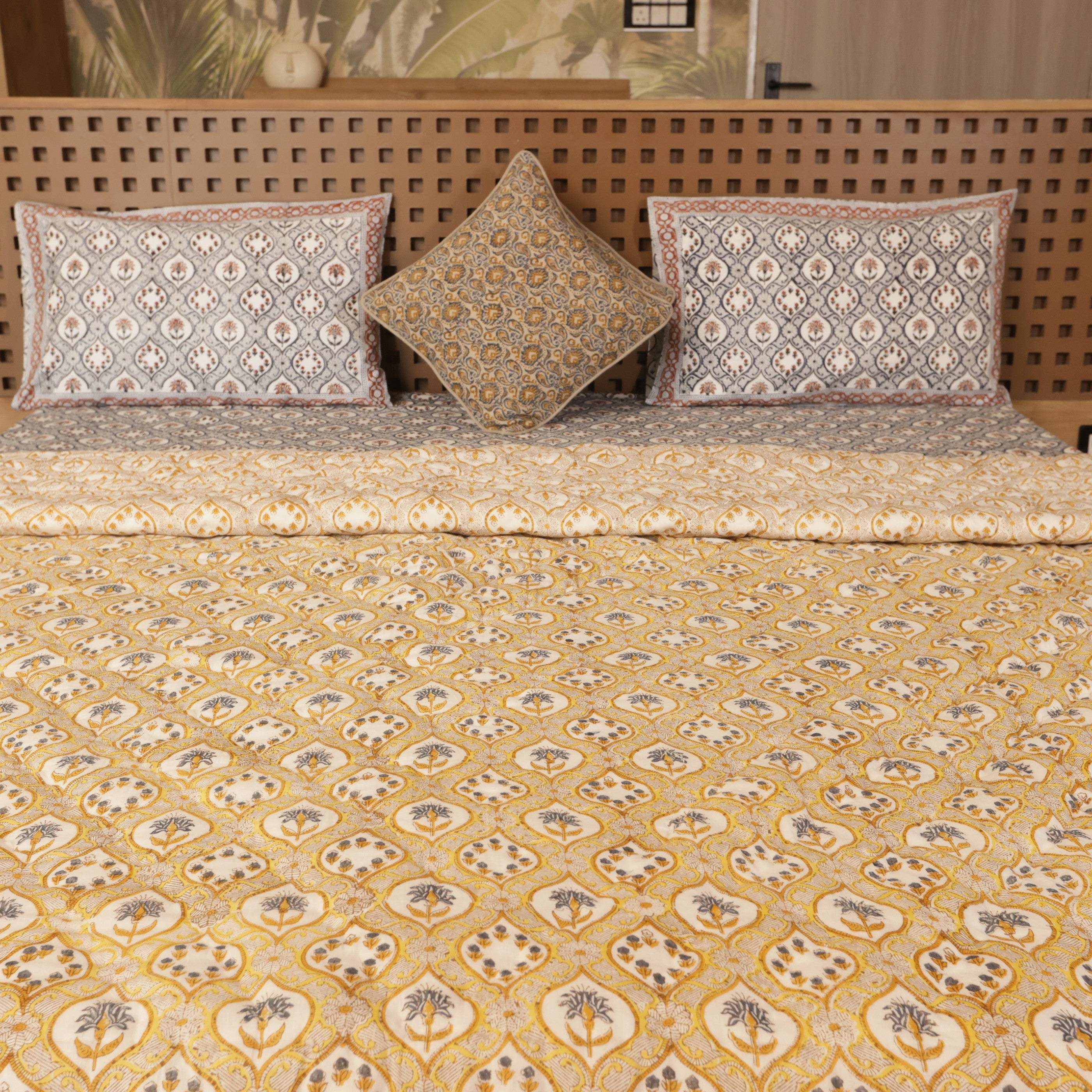 Pushp Bedding Collection Set of 6 (1 Bedcover, 2 Pillow cover, 1 Quilt, 2 Linen cushion covers)