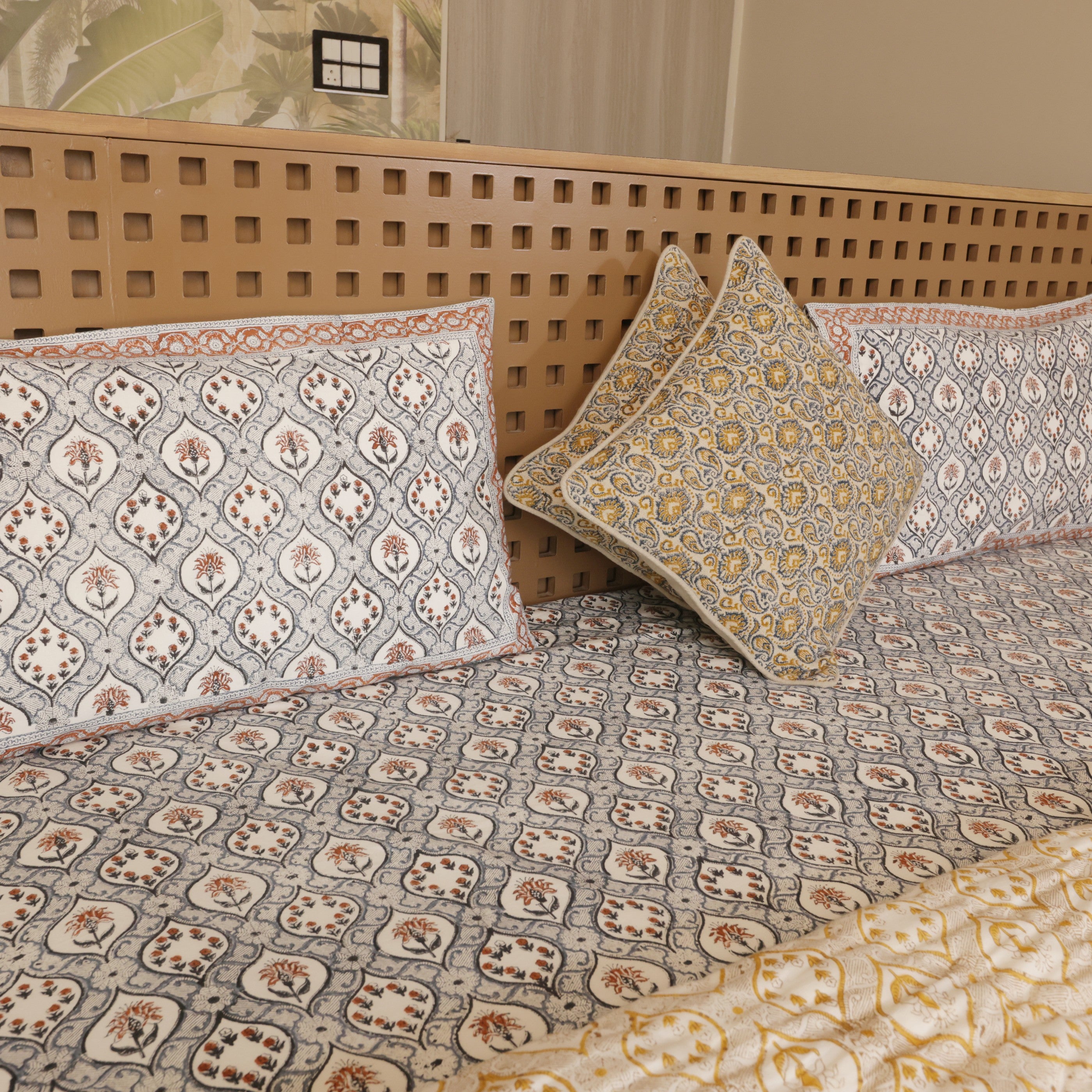 Pushp Bedding Collection Set of 6 (1 Bedcover, 2 Pillow cover, 1 Quilt, 2 Linen cushion covers)