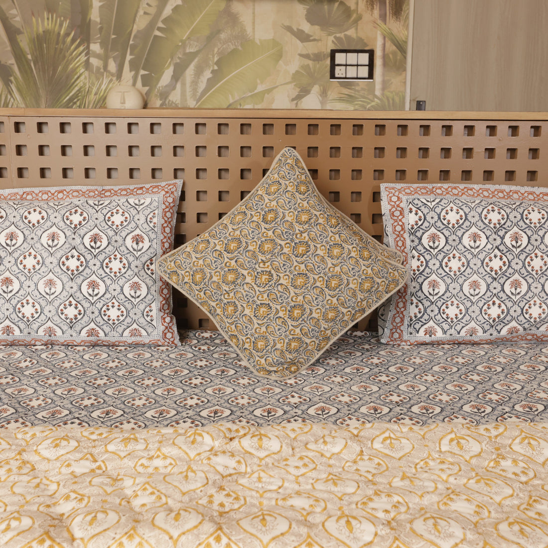 Pushp Bedding Collection Set of 6 (1 Bedcover, 2 Pillow cover, 1 Quilt, 2 Linen cushion covers)
