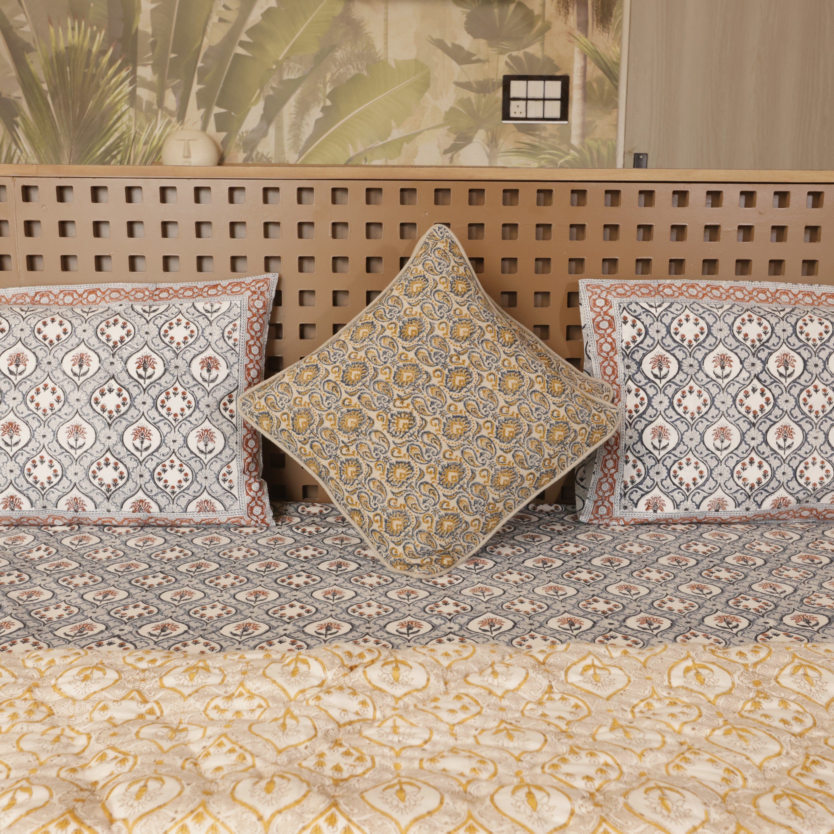Pushp Bedding Collection Set of 6 (1 Bedcover, 2 Pillow cover, 1 Quilt, 2 Linen cushion covers)