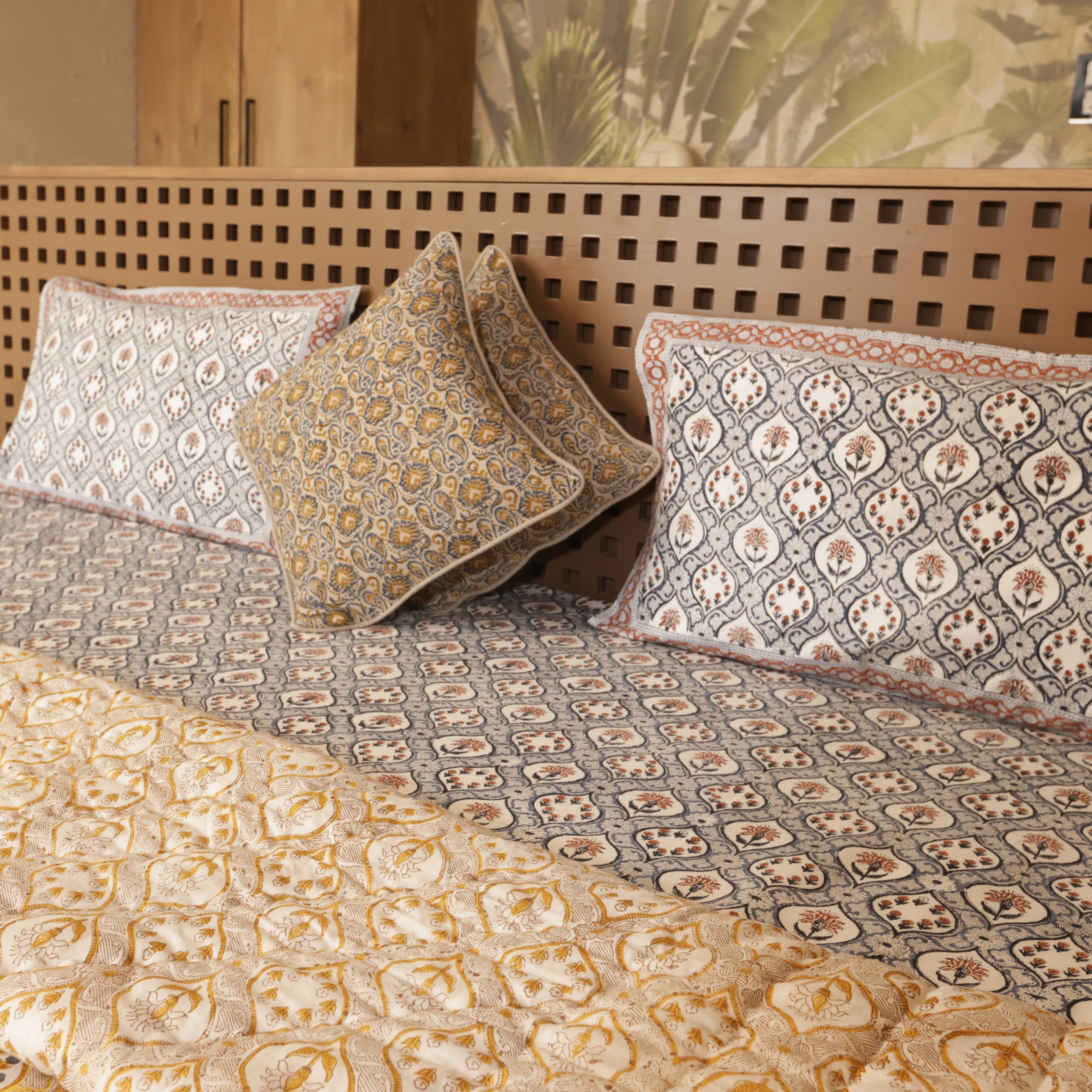 Pushp Bedding Collection Set of 6 (1 Bedcover, 2 Pillow cover, 1 Quilt, 2 Linen cushion covers)