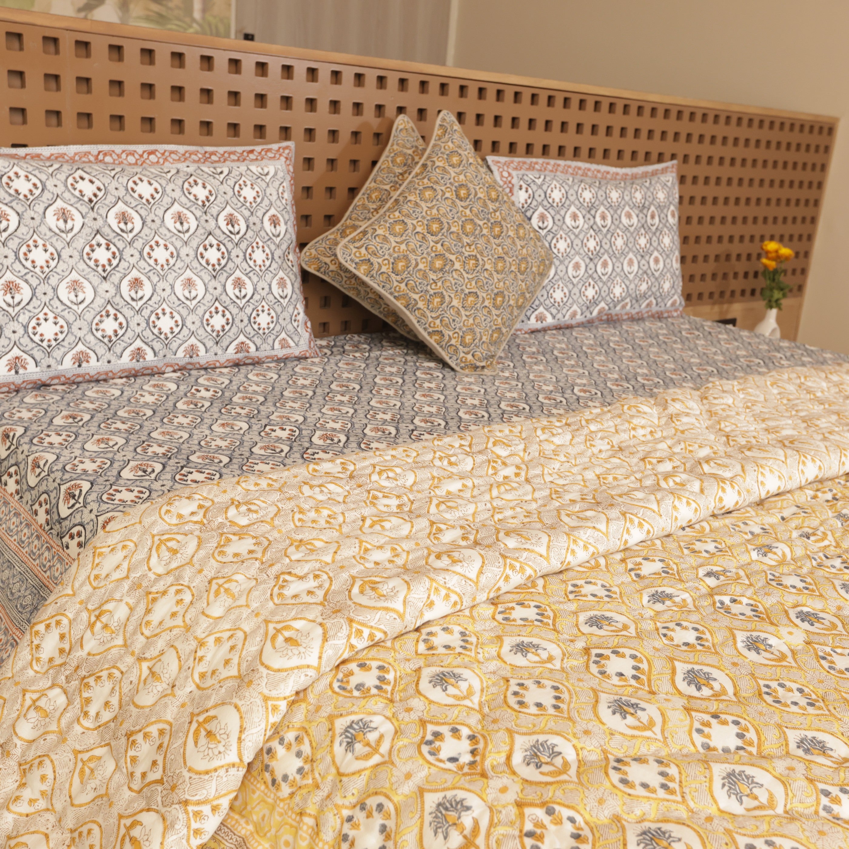 Pushp Bedding Collection Set of 6 (1 Bedcover, 2 Pillow cover, 1 Quilt, 2 Linen cushion covers)