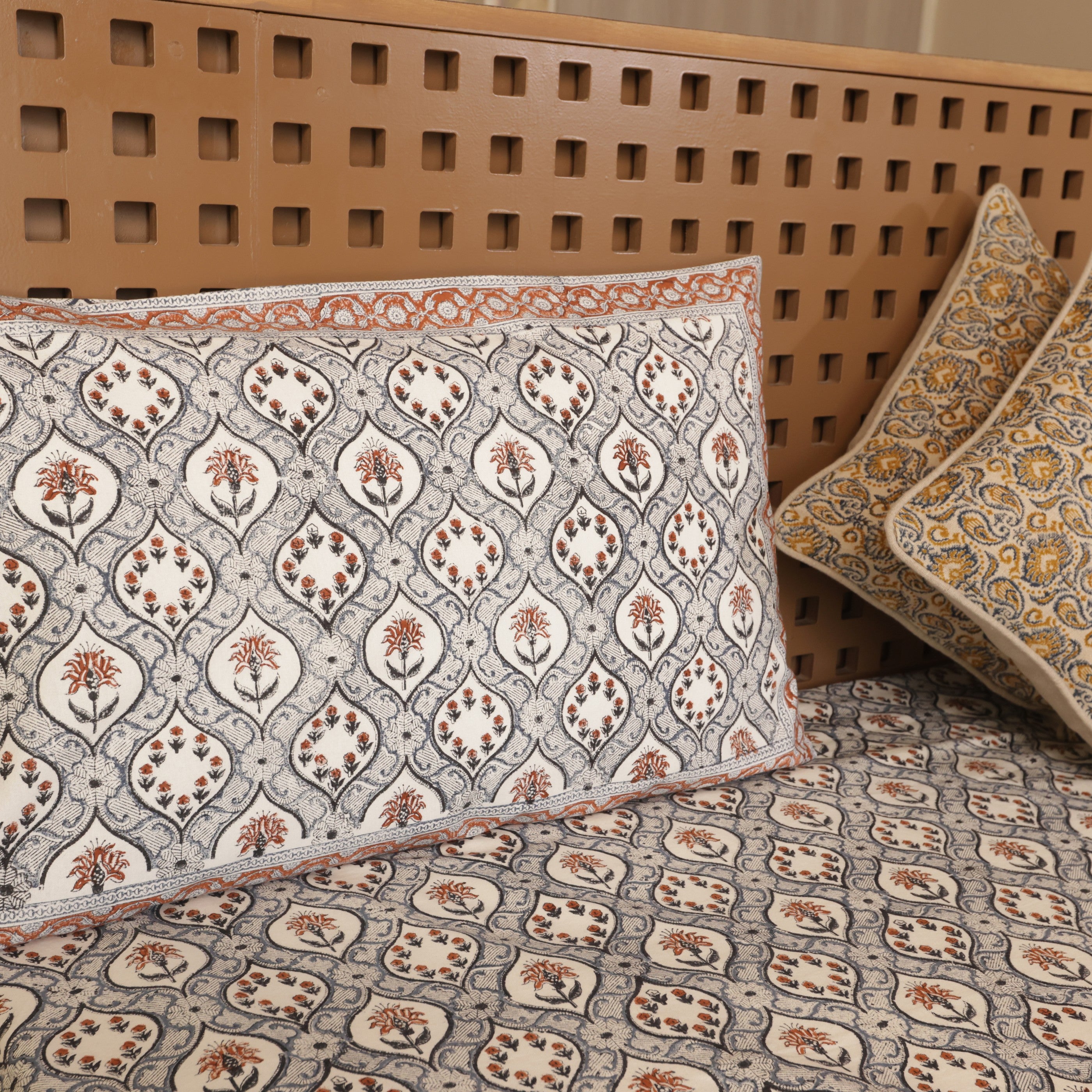 Pushp Bedding Collection Set of 6 (1 Bedcover, 2 Pillow cover, 1 Quilt, 2 Linen cushion covers)