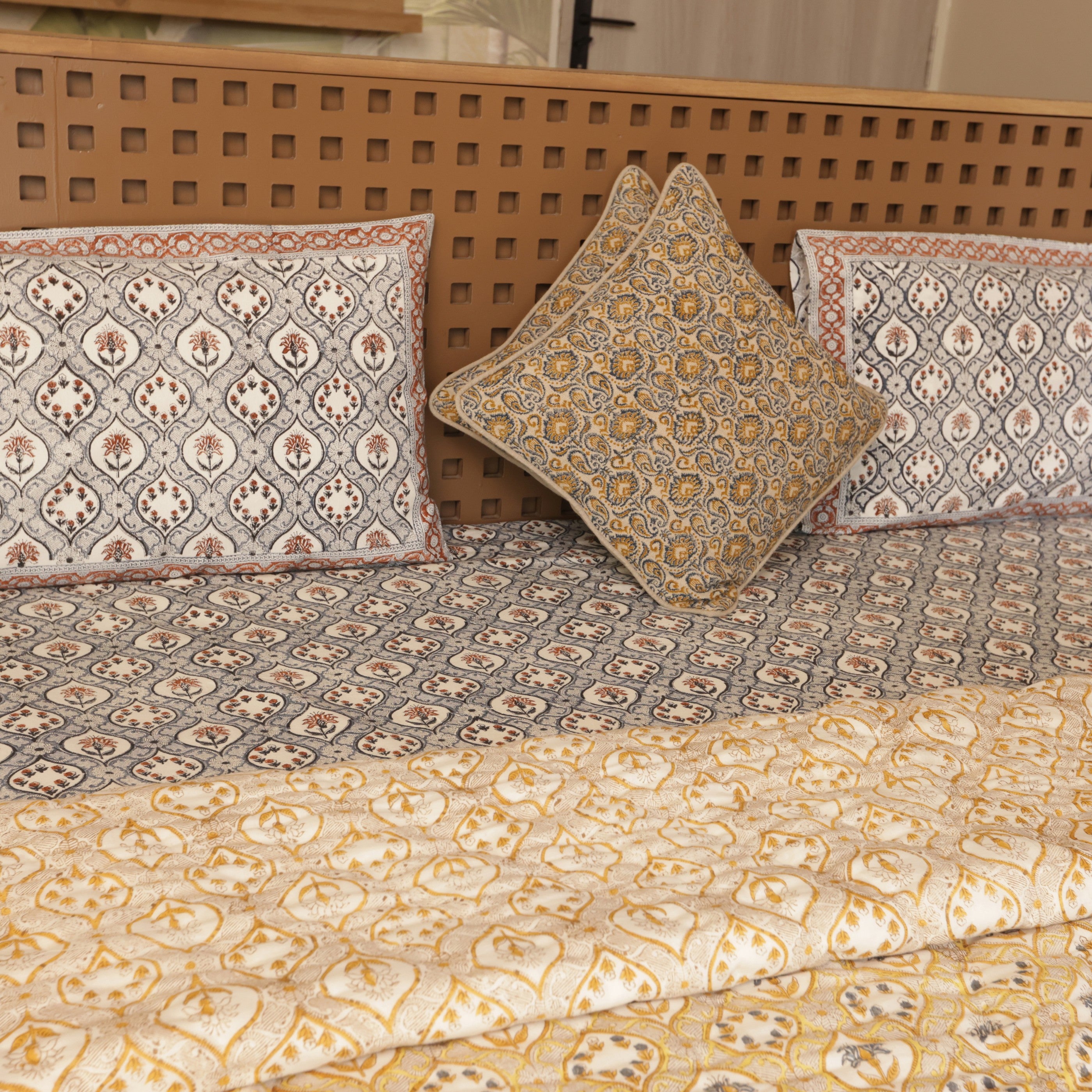Pushp Bedding Collection Set of 6 (1 Bedcover, 2 Pillow cover, 1 Quilt, 2 Linen cushion covers)
