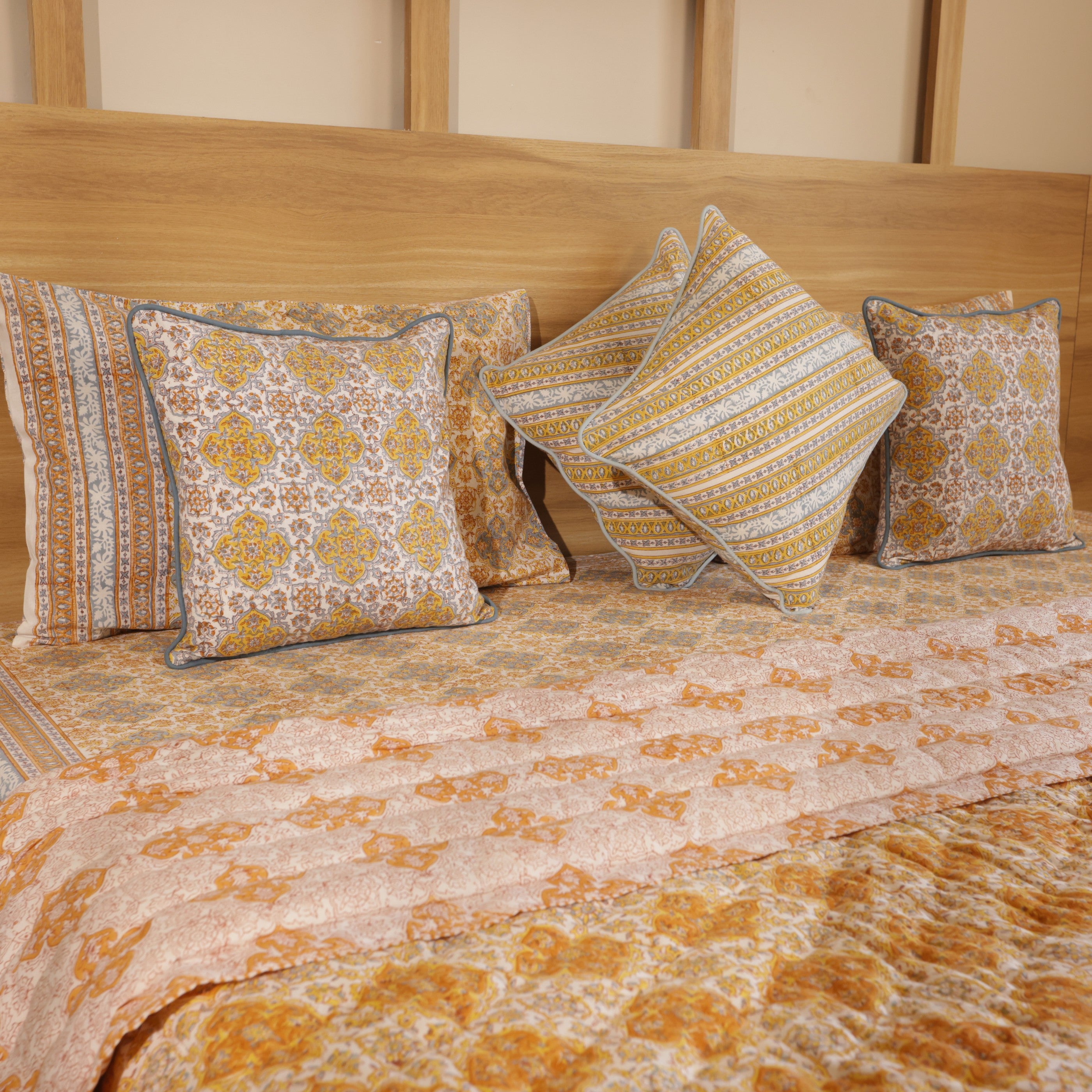 Golden lattice Bedding collection of 8 (1 Bedcover, 2 Pillow cover, 1 Quilt, 2 + 2Cotton cushion covers)