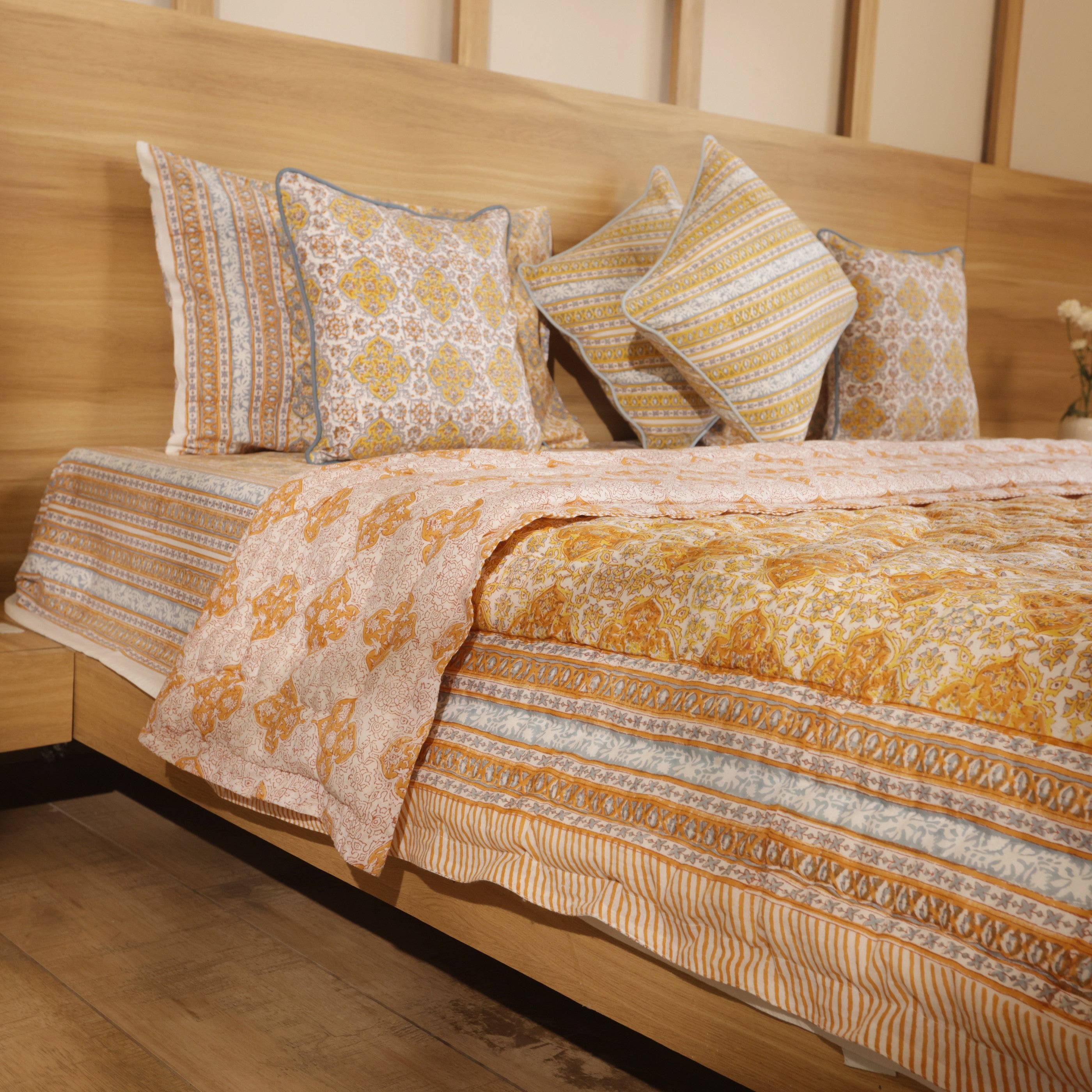 Golden lattice Bedding collection of 8 (1 Bedcover, 2 Pillow cover, 1 Quilt, 2 + 2Cotton cushion covers)
