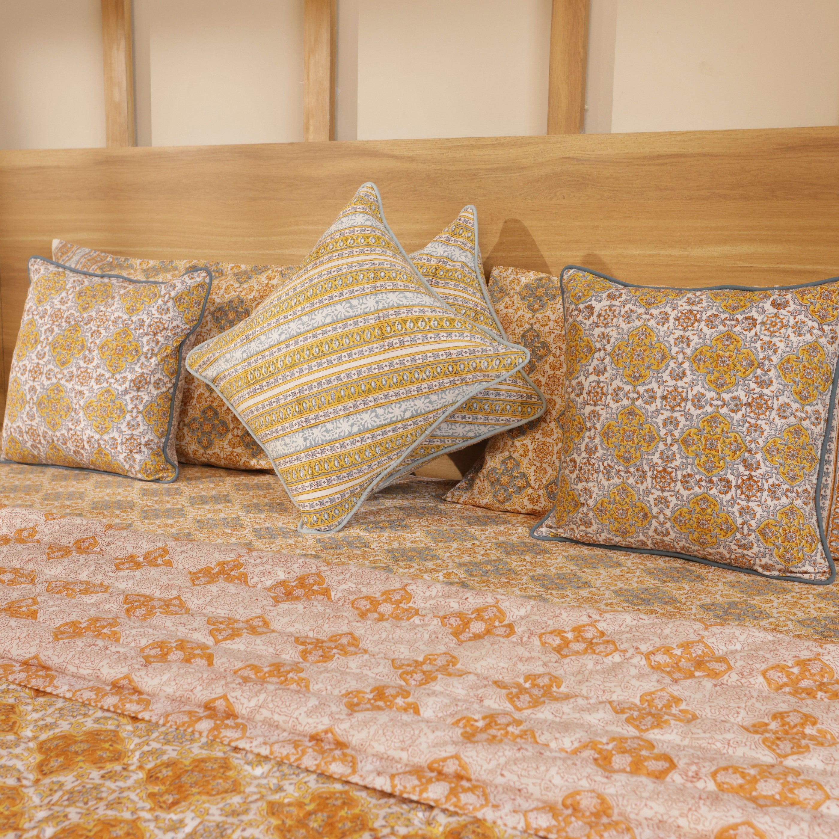 Golden lattice Bedding collection of 8 (1 Bedcover, 2 Pillow cover, 1 Quilt, 2 + 2Cotton cushion covers)
