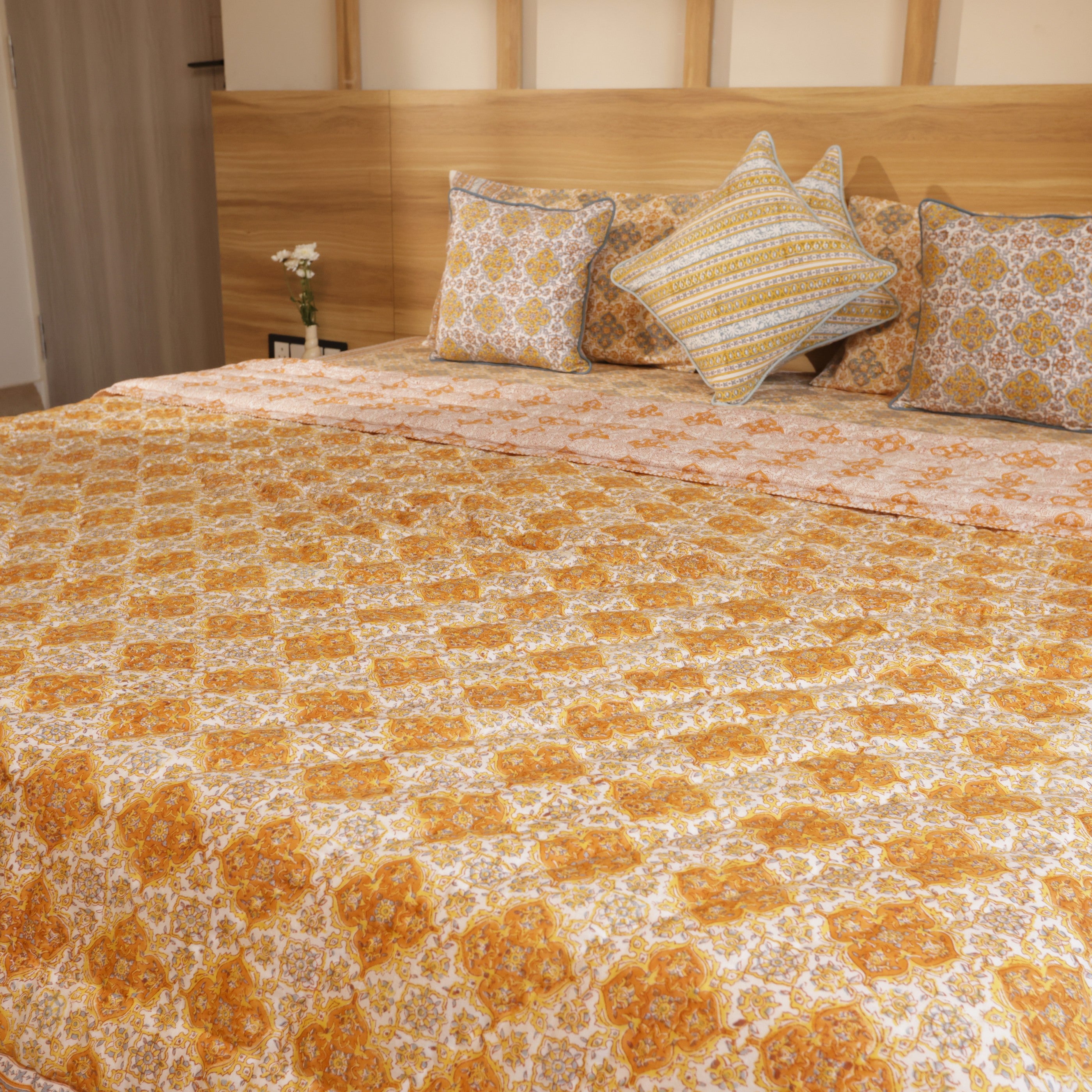 Golden lattice Bedding collection of 8 (1 Bedcover, 2 Pillow cover, 1 Quilt, 2 + 2Cotton cushion covers)