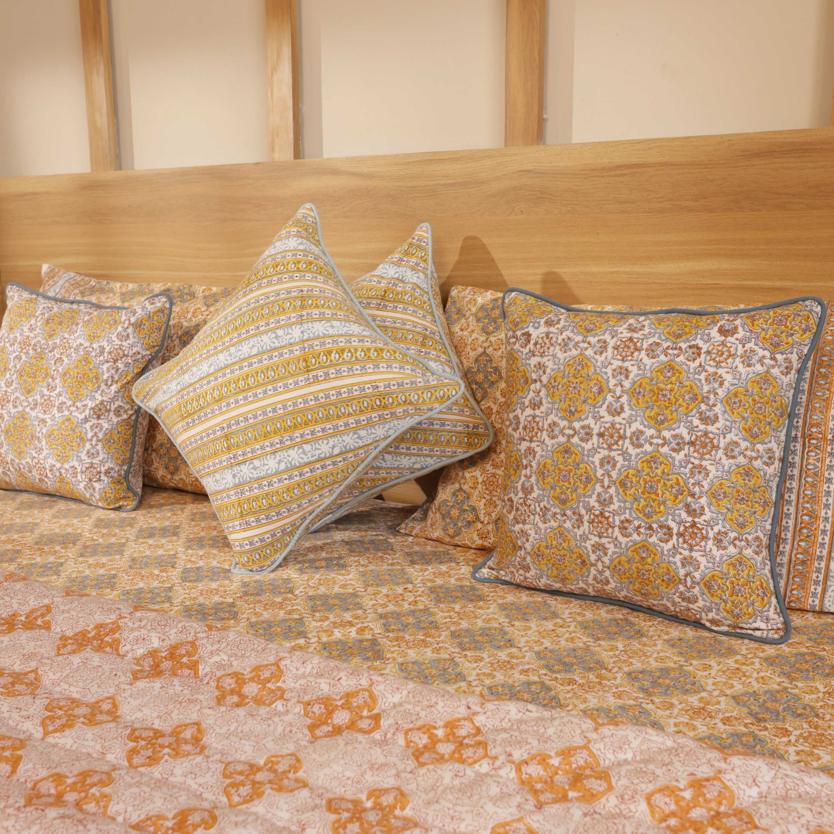 Golden lattice Bedding collection of 8 (1 Bedcover, 2 Pillow cover, 1 Quilt, 2 + 2Cotton cushion covers)