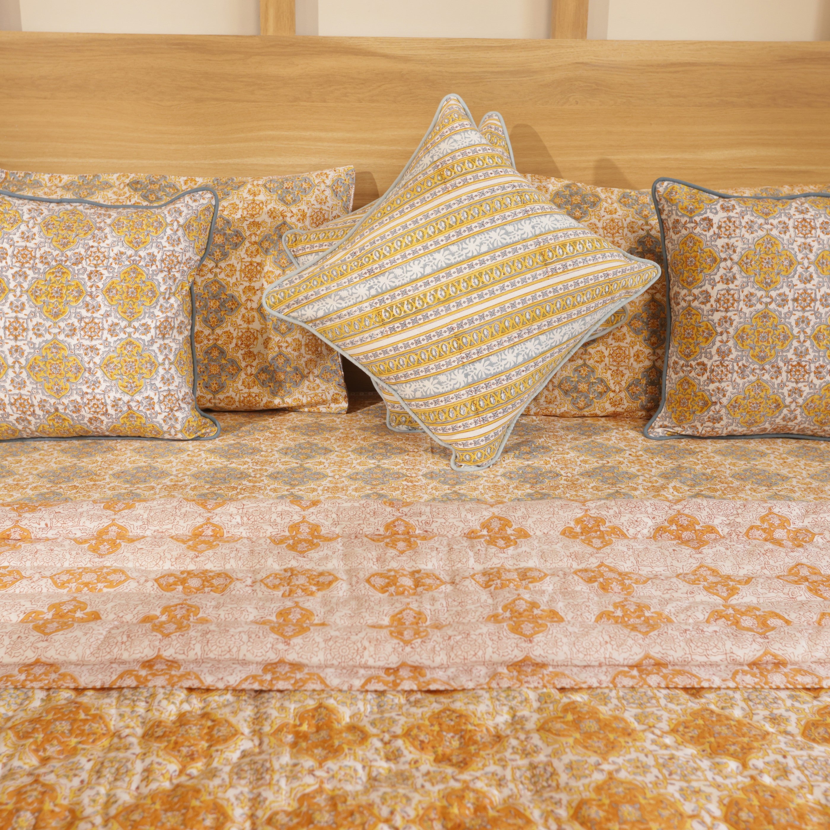 Golden lattice Bedding collection of 8 (1 Bedcover, 2 Pillow cover, 1 Quilt, 2 + 2Cotton cushion covers)