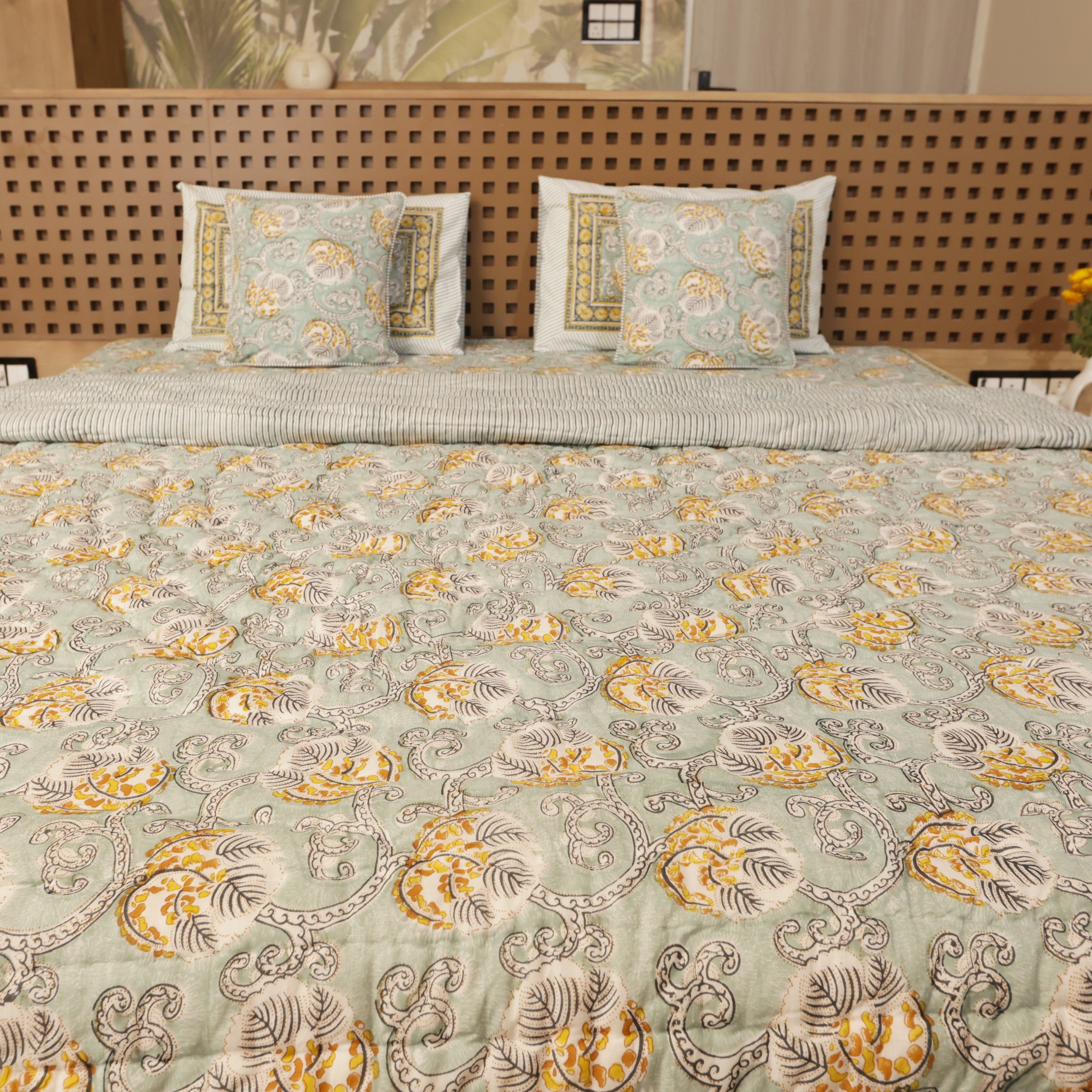 Vintage Breeze Bedding collection Set of 6 (1 Bedcover, 2 Pillow cover, 1 Quilt, 2 Cotton cushion covers)