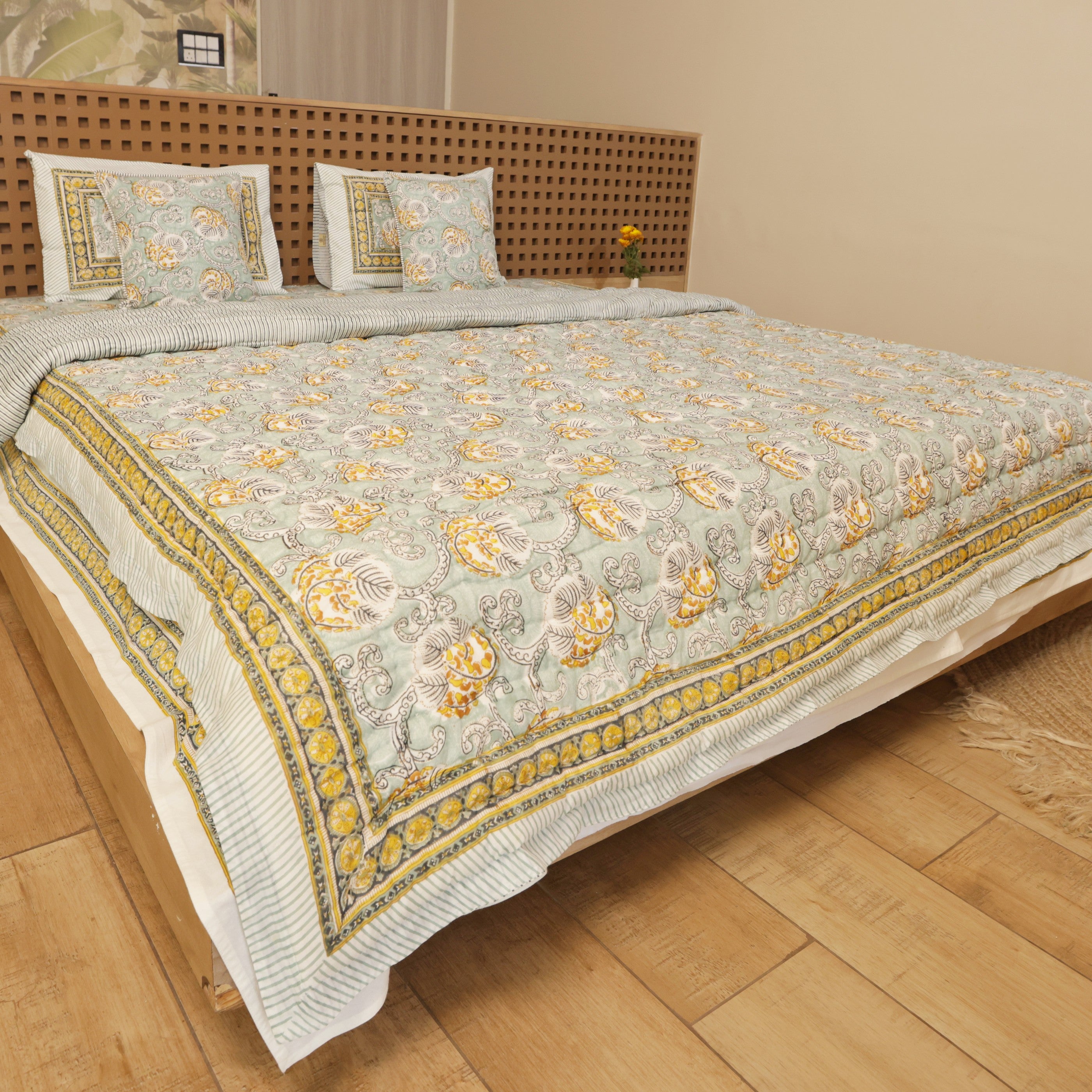 Vintage Breeze Bedding collection Set of 6 (1 Bedcover, 2 Pillow cover, 1 Quilt, 2 Cotton cushion covers)