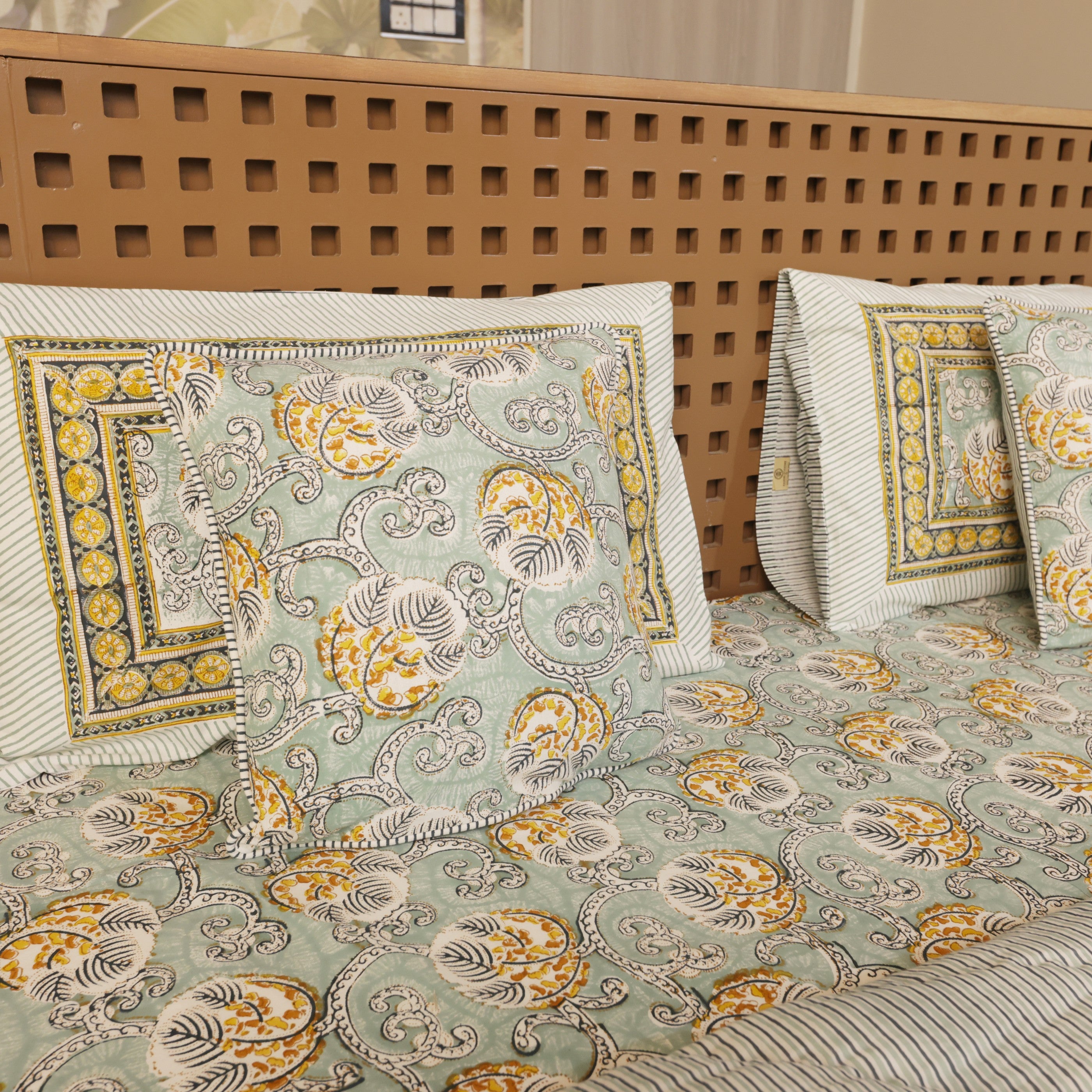 Vintage Breeze Bedding collection Set of 6 (1 Bedcover, 2 Pillow cover, 1 Quilt, 2 Cotton cushion covers)
