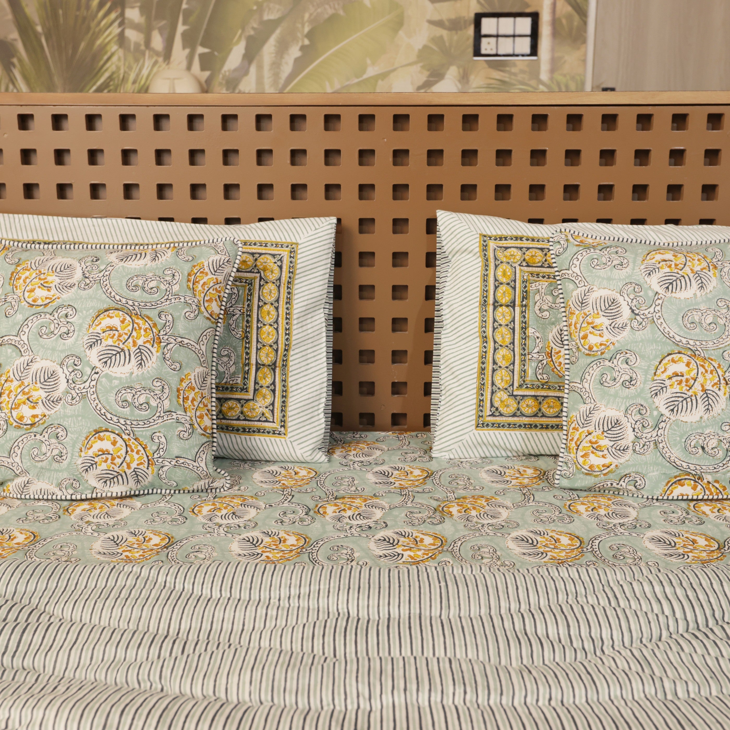 Vintage Breeze Bedding collection Set of 6 (1 Bedcover, 2 Pillow cover, 1 Quilt, 2 Cotton cushion covers)