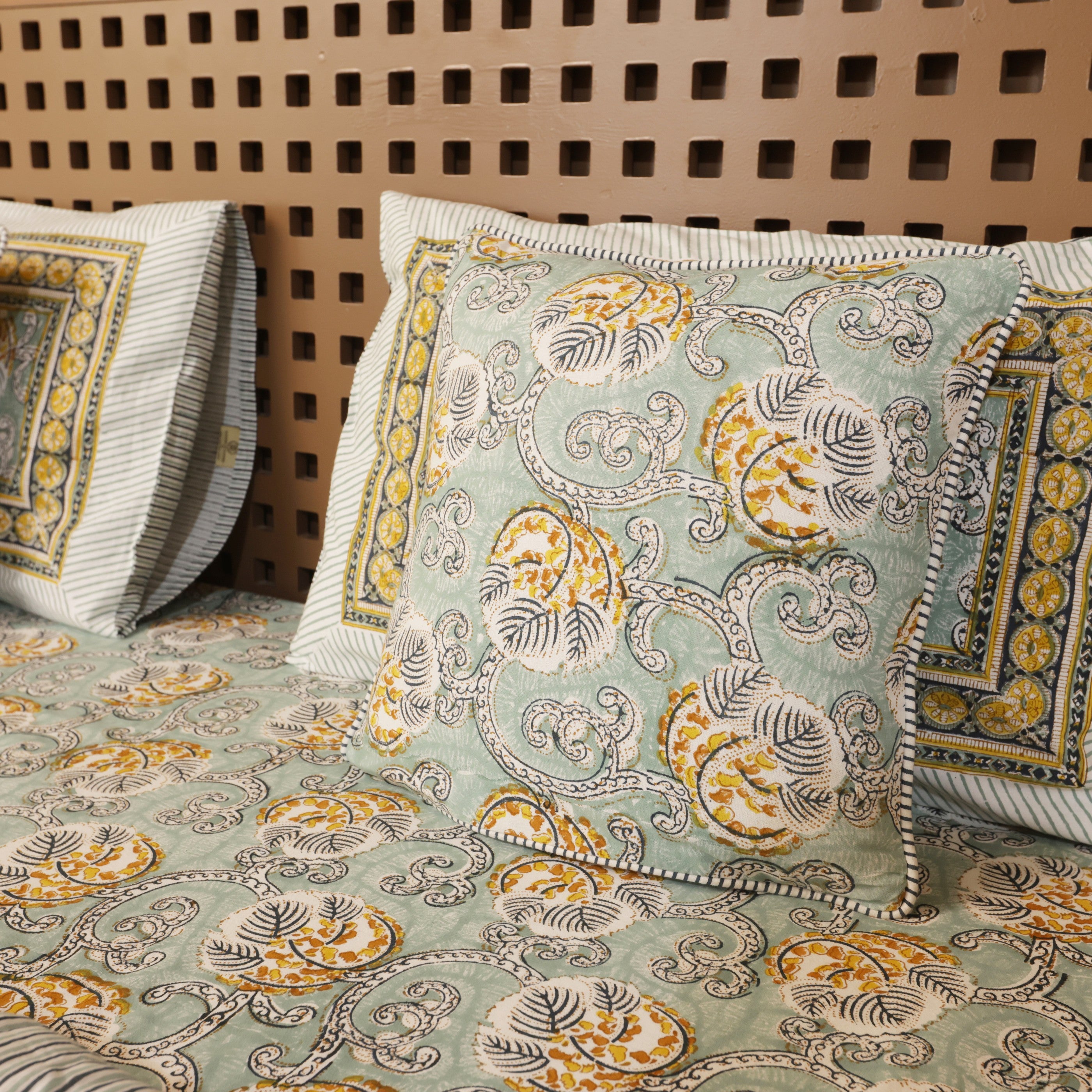 Vintage Breeze Bedding collection Set of 6 (1 Bedcover, 2 Pillow cover, 1 Quilt, 2 Cotton cushion covers)