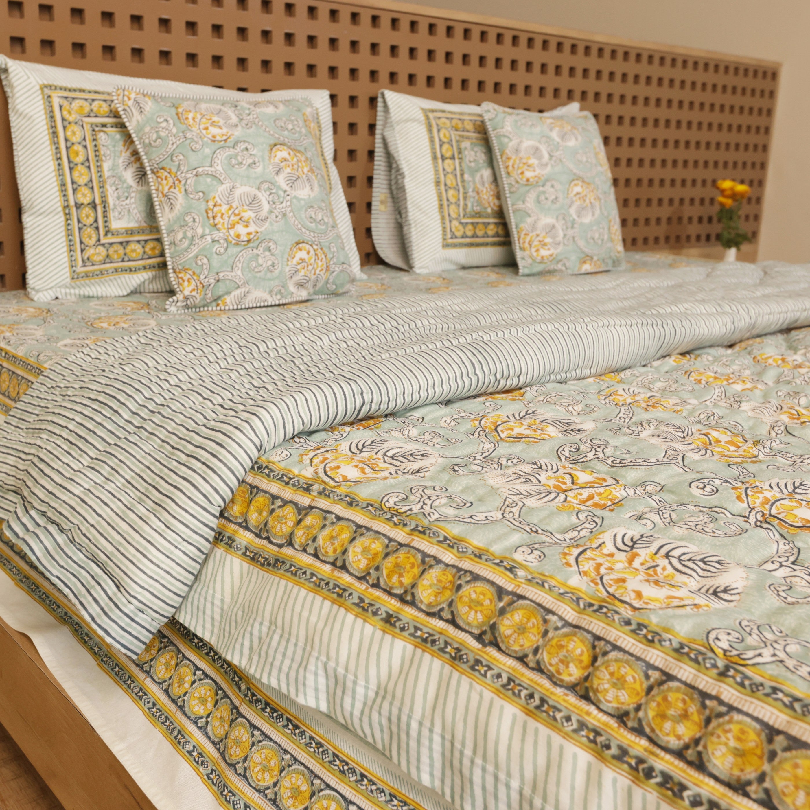 Vintage Breeze Bedding collection Set of 6 (1 Bedcover, 2 Pillow cover, 1 Quilt, 2 Cotton cushion covers)