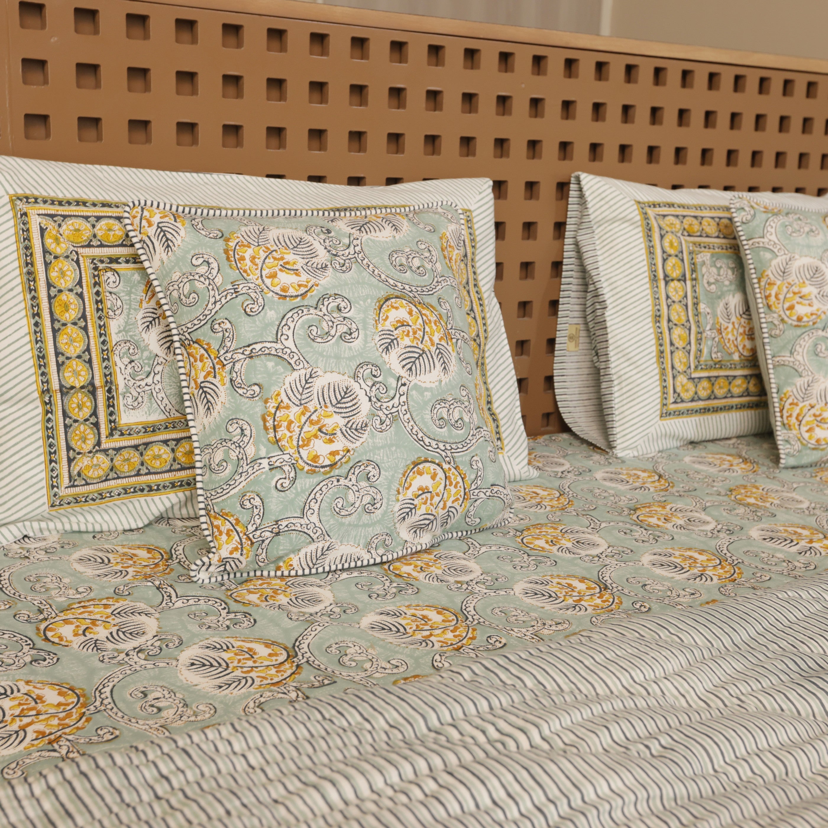 Vintage Breeze Bedding collection Set of 6 (1 Bedcover, 2 Pillow cover, 1 Quilt, 2 Cotton cushion covers)