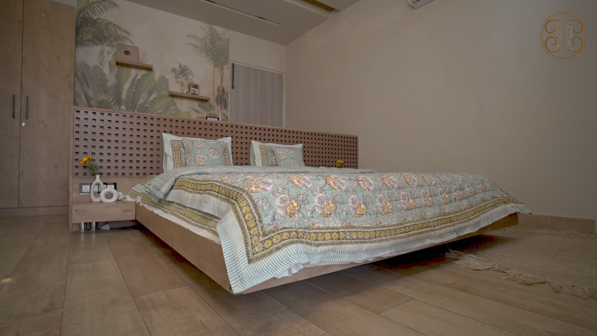 Vintage Breeze Bedding collection Set of 6 (1 Bedcover, 2 Pillow cover, 1 Quilt, 2 Cotton cushion covers)